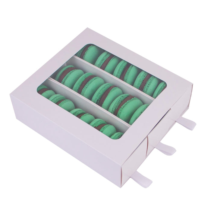 Cutie 15 Macarons cu Ciocolata si Menta