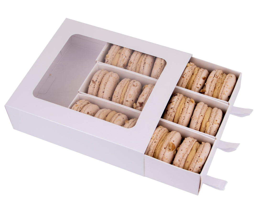 Cutie 15 Macarons cu Nuca