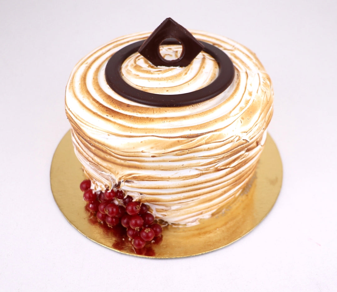 Tort de bezea cu ciocolata, coniac si alune caramelizate