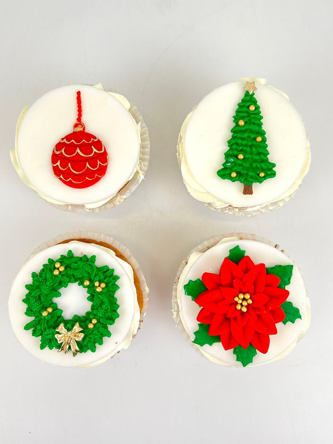 Cutia cu 4 briose ornamente Craciun